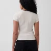 Modern geribbeld T-shirt met knoopsluiting en ronde hals