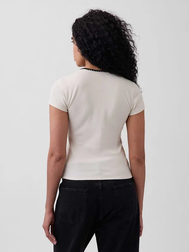 Modern geribbeld T-shirt met knoopsluiting en ronde hals