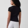 Modern geribbeld T-shirt met knoopsluiting en ronde hals