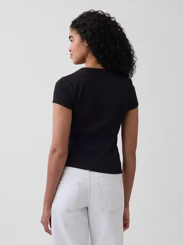 Modern geribbeld T-shirt met knoopsluiting en ronde hals