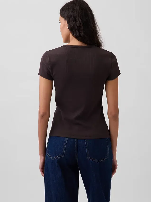 Modern geribbeld T-shirt met knoopsluiting en ronde hals