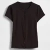 Modern geribbeld T-shirt met knoopsluiting en ronde hals