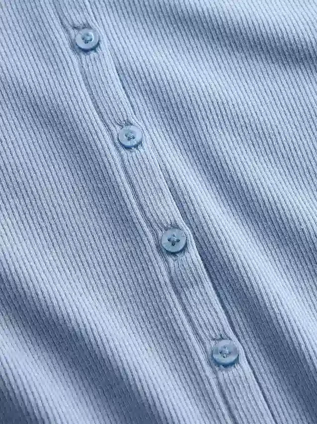 Modern geribbeld T-shirt met knoopsluiting en ronde hals