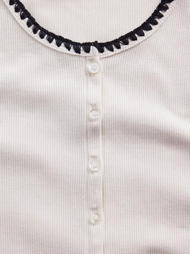 Modern geribbeld T-shirt met knoopsluiting en ronde hals