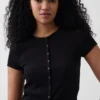 Modern geribbeld T-shirt met knoopsluiting en ronde hals