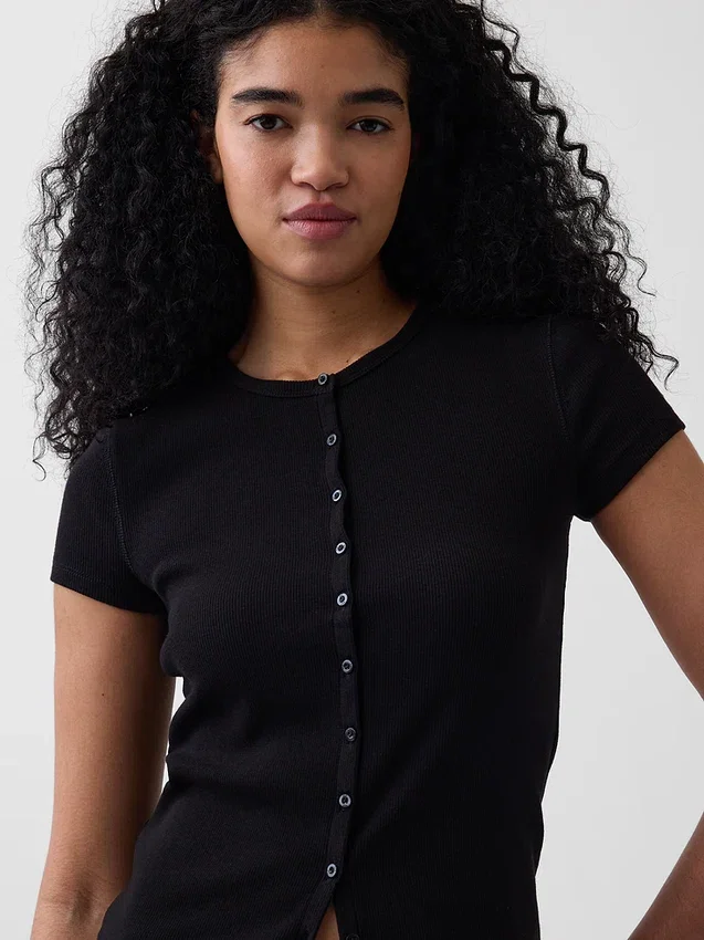 Modern geribbeld T-shirt met knoopsluiting en ronde hals