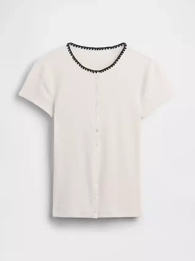 Modern geribbeld T-shirt met knoopsluiting en ronde hals