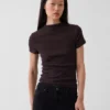 Modern geribd T-shirt met hoge hals en cropped pasvorm