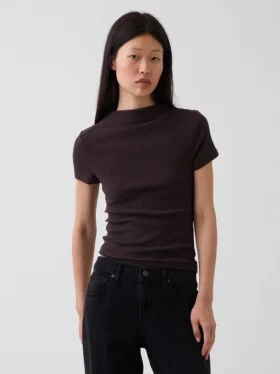 Modern geribd T-shirt met hoge hals en cropped pasvorm