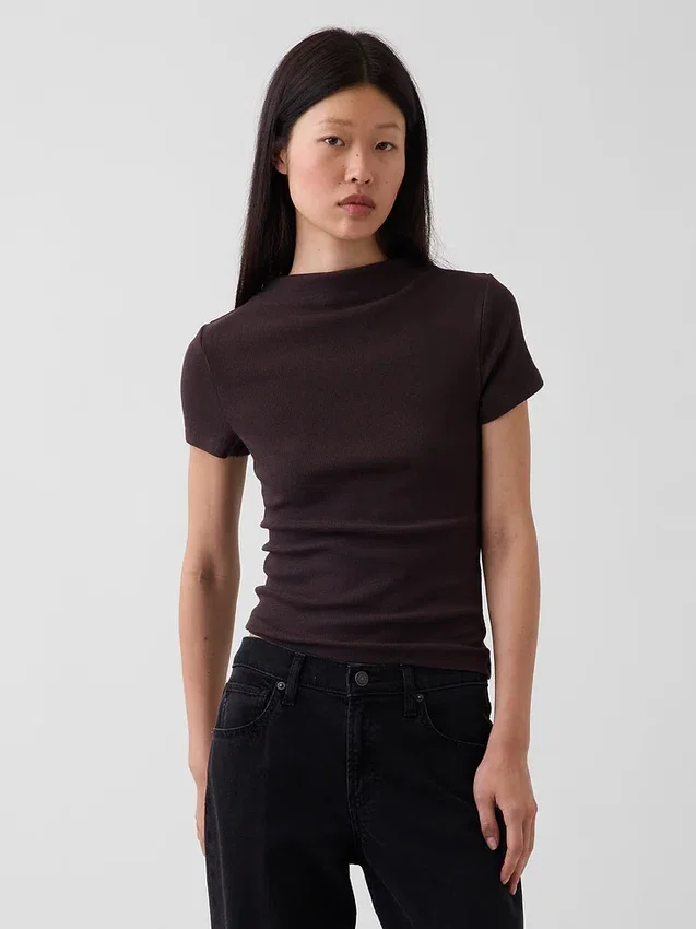 Modern geribd T-shirt met hoge hals en cropped pasvorm