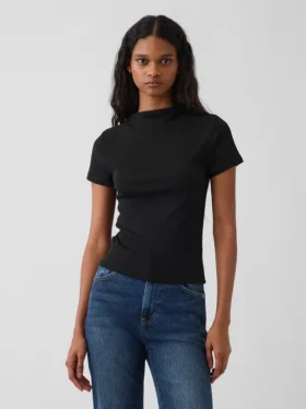 Modern geribd T-shirt met hoge hals en cropped pasvorm
