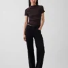 Modern geribd T-shirt met hoge hals en cropped pasvorm