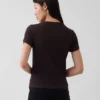 Modern geribd T-shirt met hoge hals en cropped pasvorm