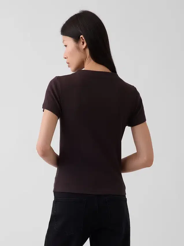 Modern geribd T-shirt met hoge hals en cropped pasvorm