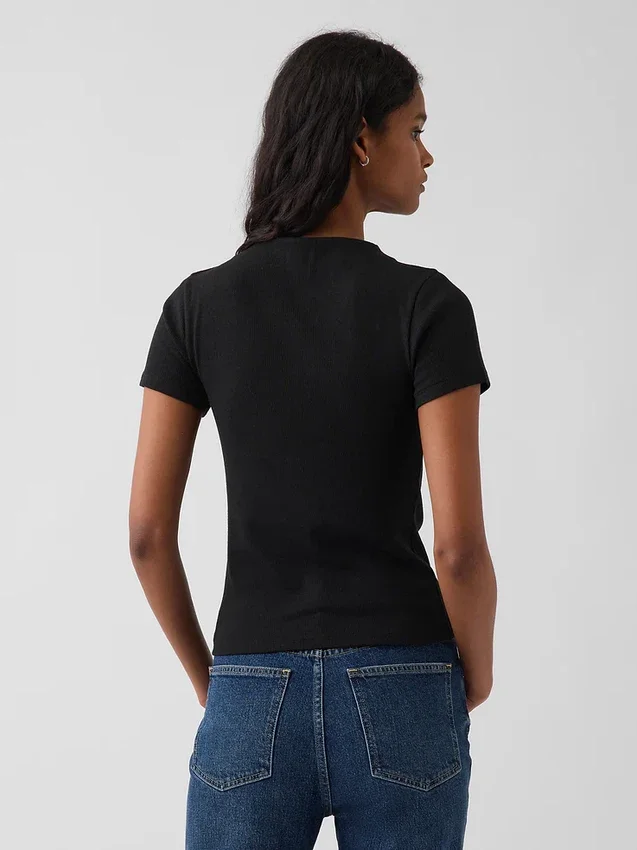 Modern geribd T-shirt met hoge hals en cropped pasvorm