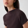 Modern geribd T-shirt met hoge hals en cropped pasvorm
