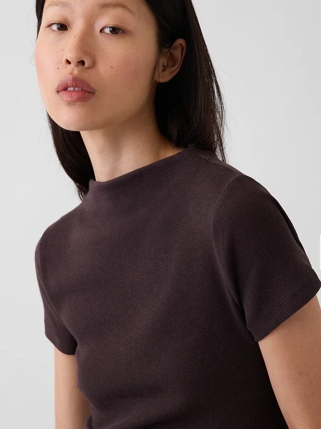 Modern geribd T-shirt met hoge hals en cropped pasvorm