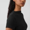 Modern geribd T-shirt met hoge hals en cropped pasvorm