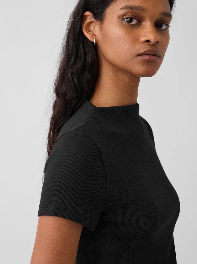 Modern geribd T-shirt met hoge hals en cropped pasvorm