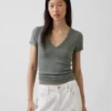 Modern T-shirt met V-hals