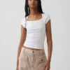 Modern T-shirt met vierkante hals en cropped pasvorm