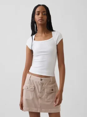 Modern T-shirt met vierkante hals en cropped pasvorm