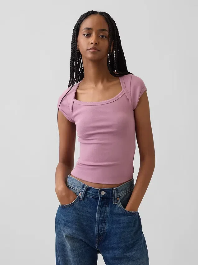 Modern T-shirt met vierkante hals en cropped pasvorm