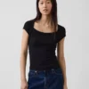 Modern T-shirt met vierkante hals en cropped pasvorm