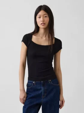 Modern T-shirt met vierkante hals en cropped pasvorm