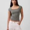 Modern T-shirt met vierkante hals en cropped pasvorm