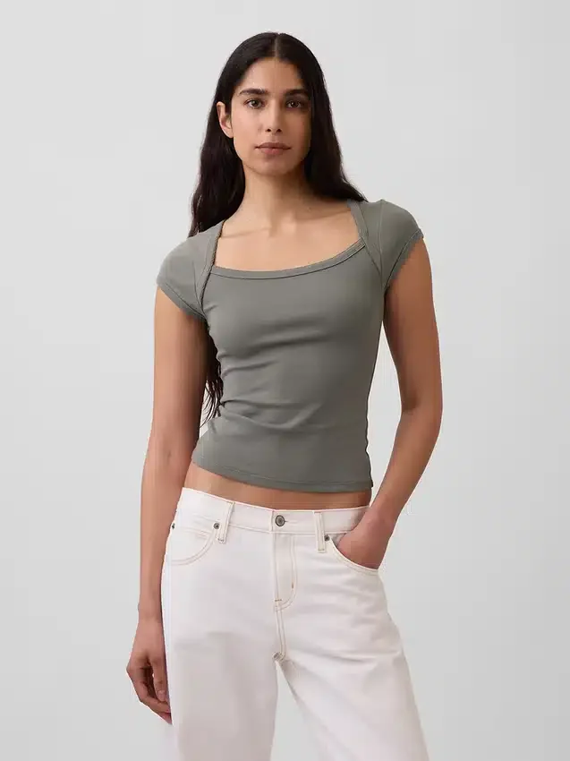 Modern T-shirt met vierkante hals en cropped pasvorm