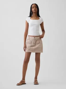 Modern T-shirt met vierkante hals en cropped pasvorm