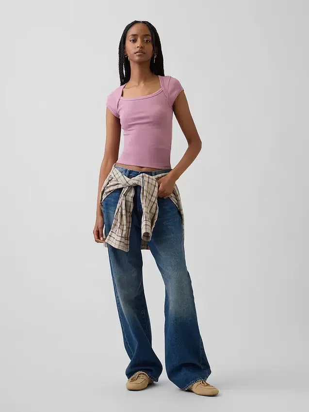Modern T-shirt met vierkante hals en cropped pasvorm