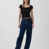 Modern T-shirt met vierkante hals en cropped pasvorm