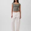 Modern T-shirt met vierkante hals en cropped pasvorm