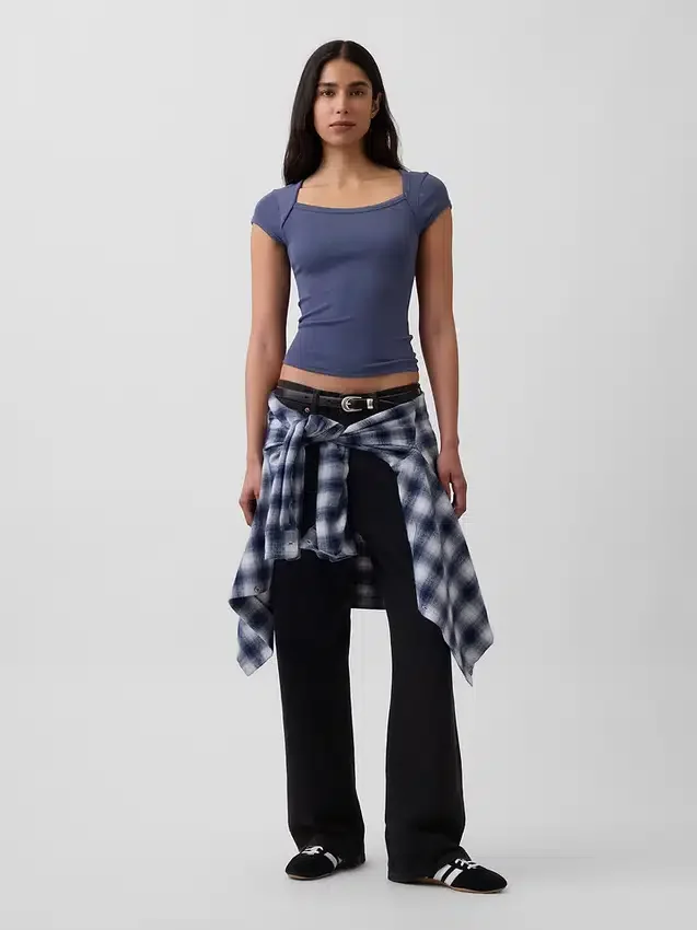 Modern T-shirt met vierkante hals en cropped pasvorm