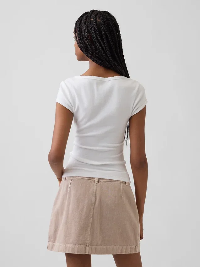 Modern T-shirt met vierkante hals en cropped pasvorm