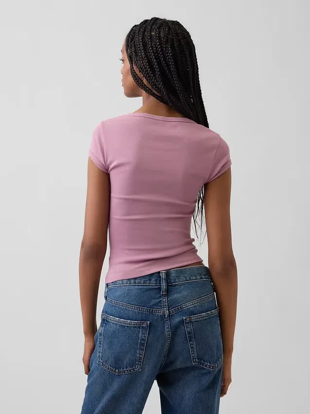 Modern T-shirt met vierkante hals en cropped pasvorm