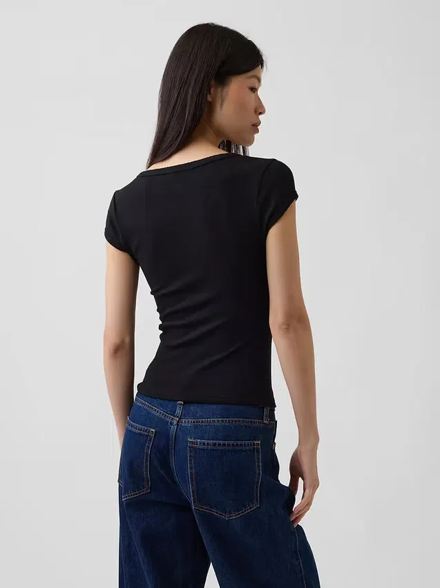 Modern T-shirt met vierkante hals en cropped pasvorm