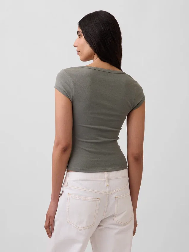 Modern T-shirt met vierkante hals en cropped pasvorm