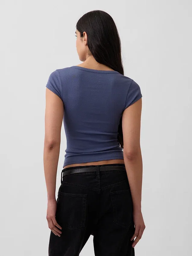 Modern T-shirt met vierkante hals en cropped pasvorm