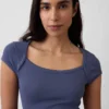 Modern T-shirt met vierkante hals en cropped pasvorm