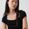 Modern T-shirt met vierkante hals en cropped pasvorm