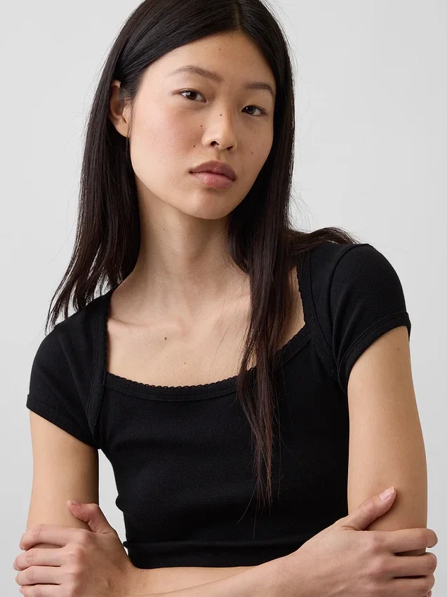 Modern T-shirt met vierkante hals en cropped pasvorm