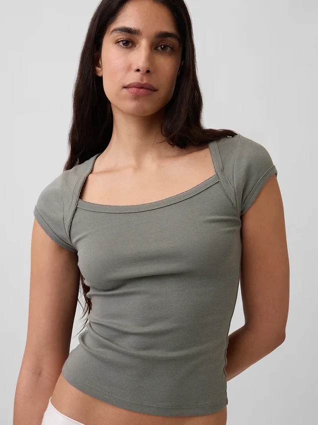 Modern T-shirt met vierkante hals en cropped pasvorm