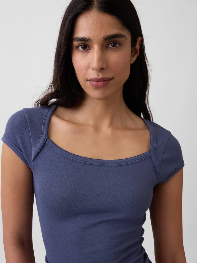 Modern T-shirt met vierkante hals en cropped pasvorm