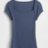 Modern T-shirt met vierkante hals en cropped pasvorm