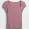Modern T-shirt met vierkante hals en cropped pasvorm
