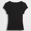 Modern T-shirt met vierkante hals en cropped pasvorm