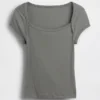 Modern T-shirt met vierkante hals en cropped pasvorm